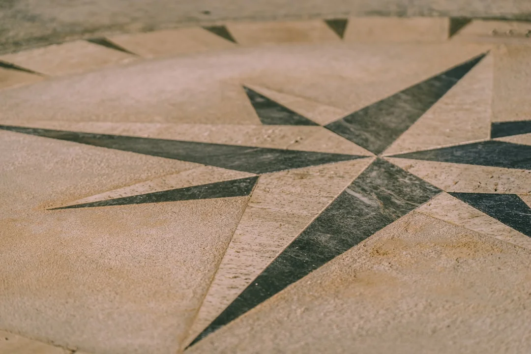 una fotografía en blanco y negro de una estrella en el suelo