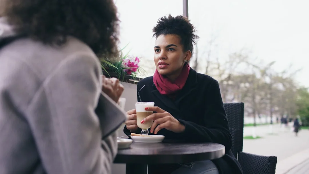 Deux femmes s'écoutent attentivement en discutant dans un café