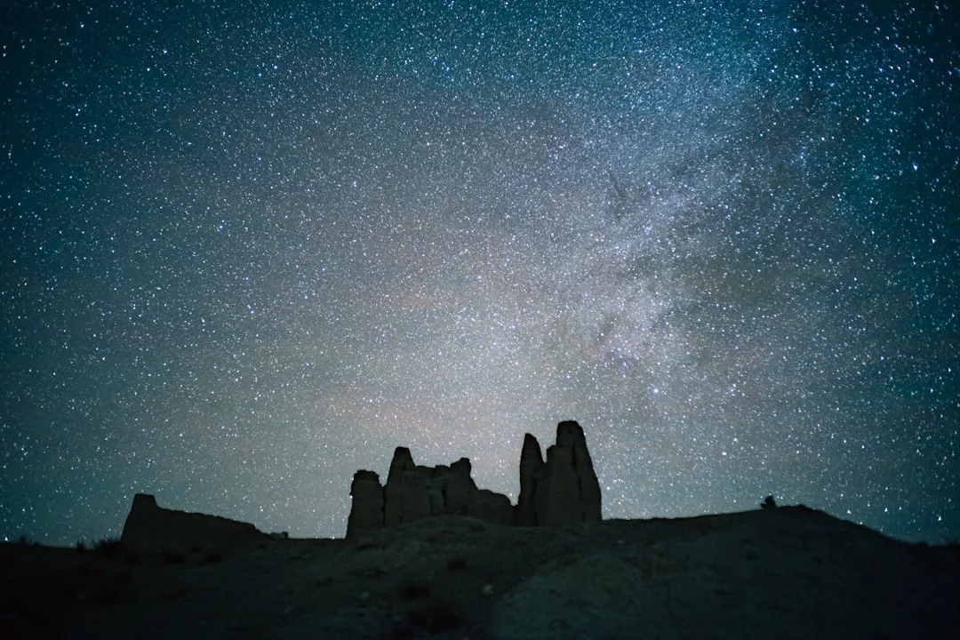 Antigua observación nocturna de las estrellas - silueta de una persona bajo un cielo estrellado