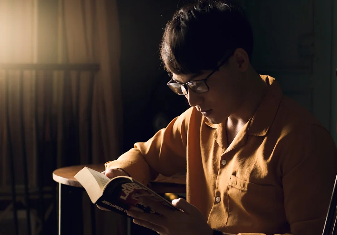 Une femme se détend en lisant un livre dans la chaude lumière du soir