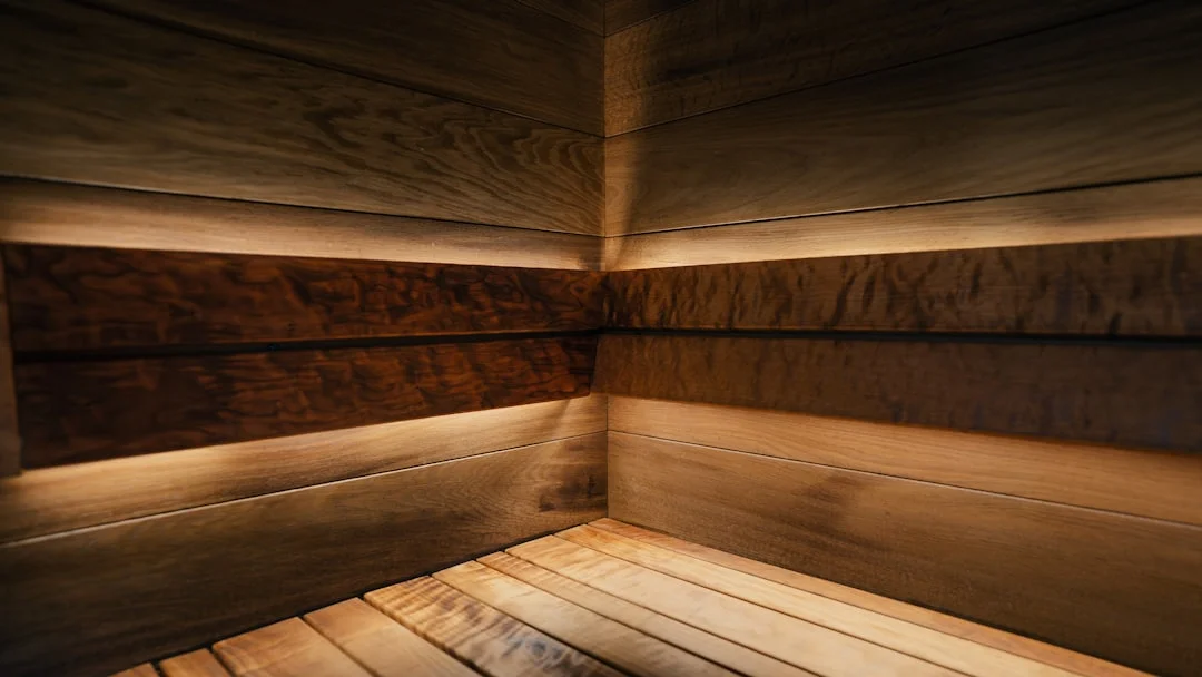 Habitación luminosa y tranquila con luz cálida, que simboliza un lugar seguro para el trabajo interior.