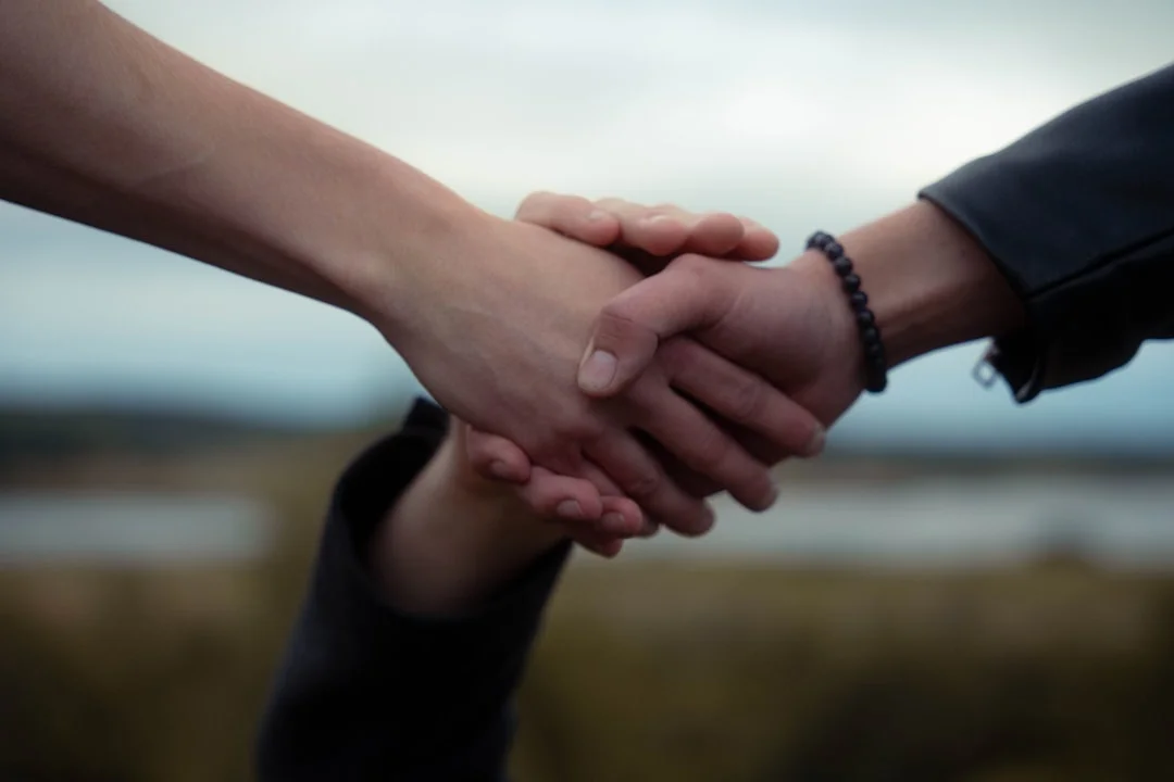 Dos personas en una conversación profunda y atenta: simboliza las relaciones significativas.