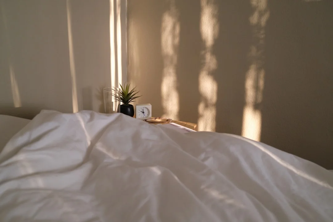 La luce soffusa del mattino cade su una sveglia in camera da letto