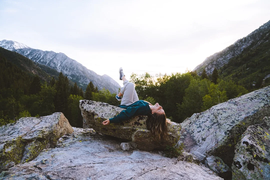 Person macht eine bewusste Pause in der Natur und atmet tief durch