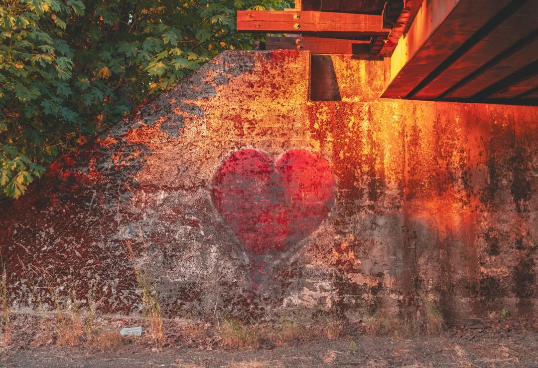 un cuore dipinto sul lato di un edificio