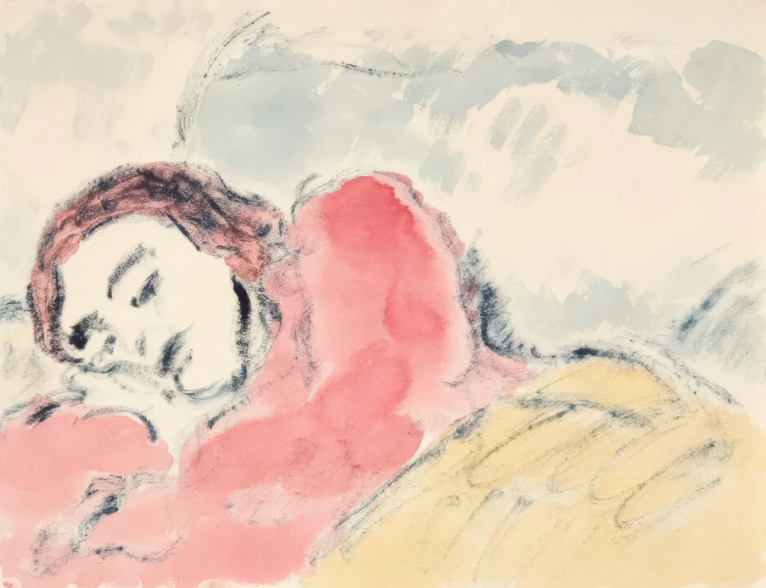 La femme est allongée, détendue, les yeux fermés et menace de s'endormir