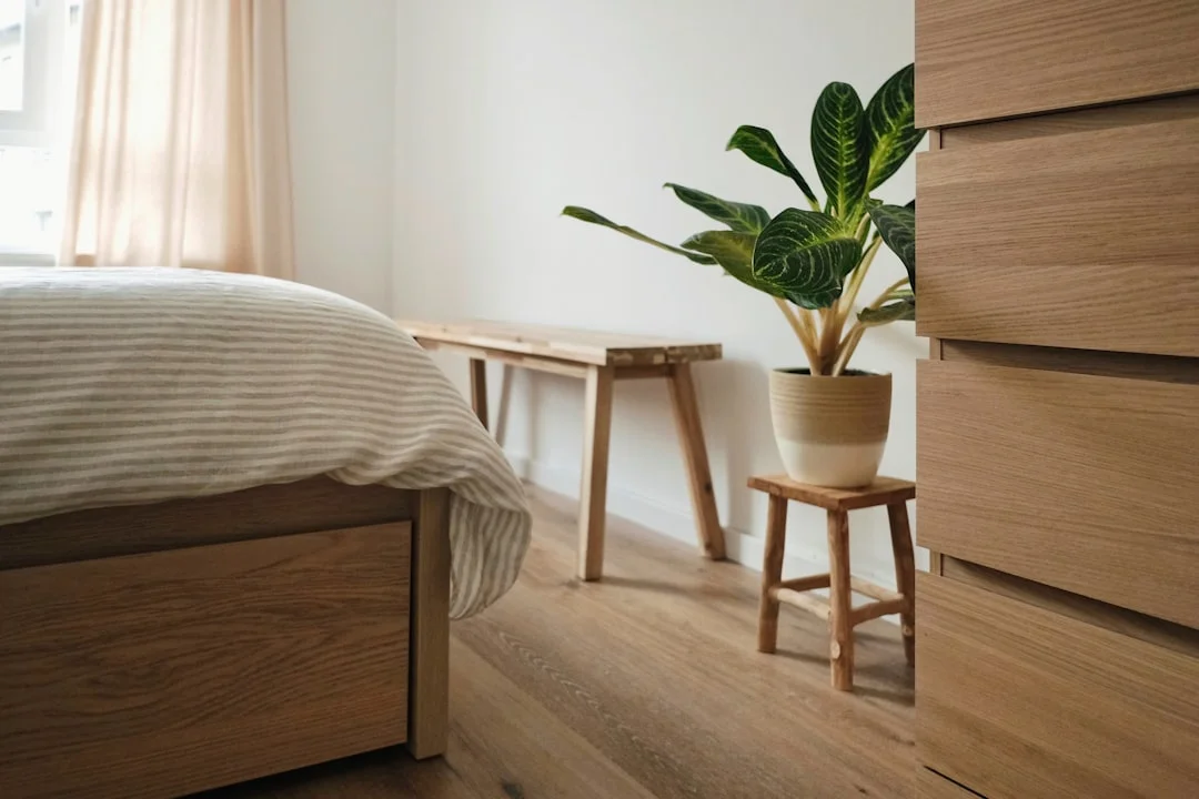 Chambre calme, baignée de lumière naturelle et meublée de mobilier en bois