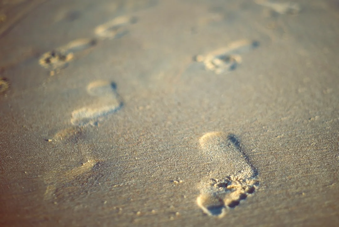 Children's footprints in the sand - a symbol of the traces of childhood in adult life