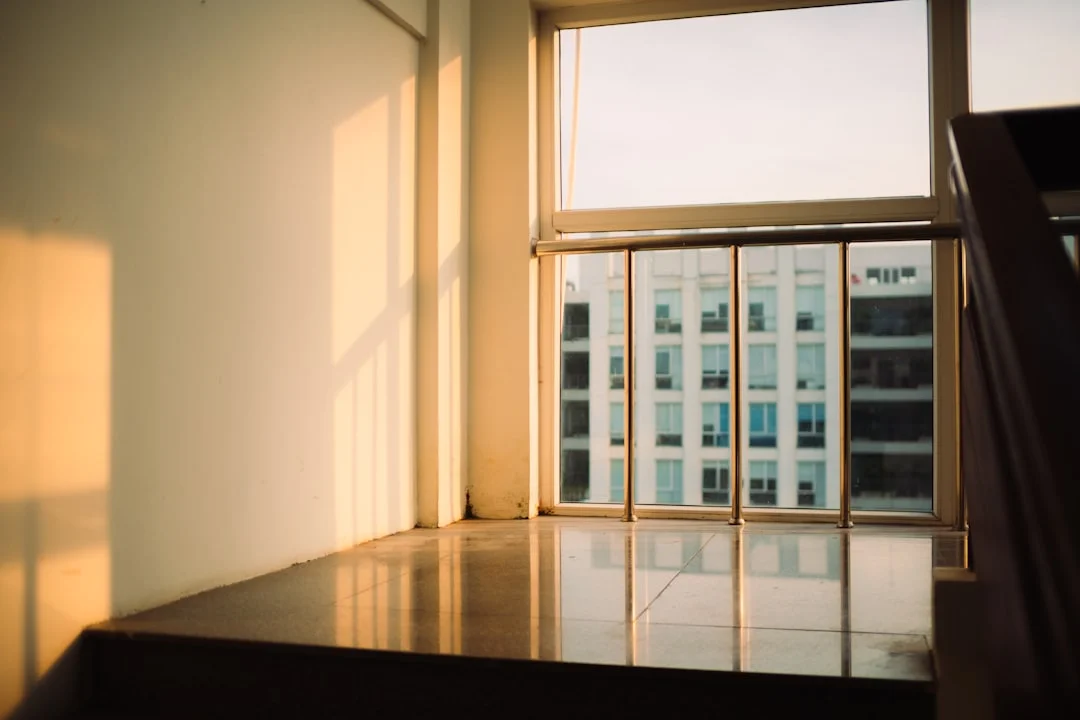 Plan d'appartement lumineux baigné de lumière naturelle