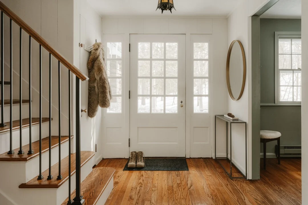 Entrée d'une maison avec une porte ouverte et une lumière chaleureuse