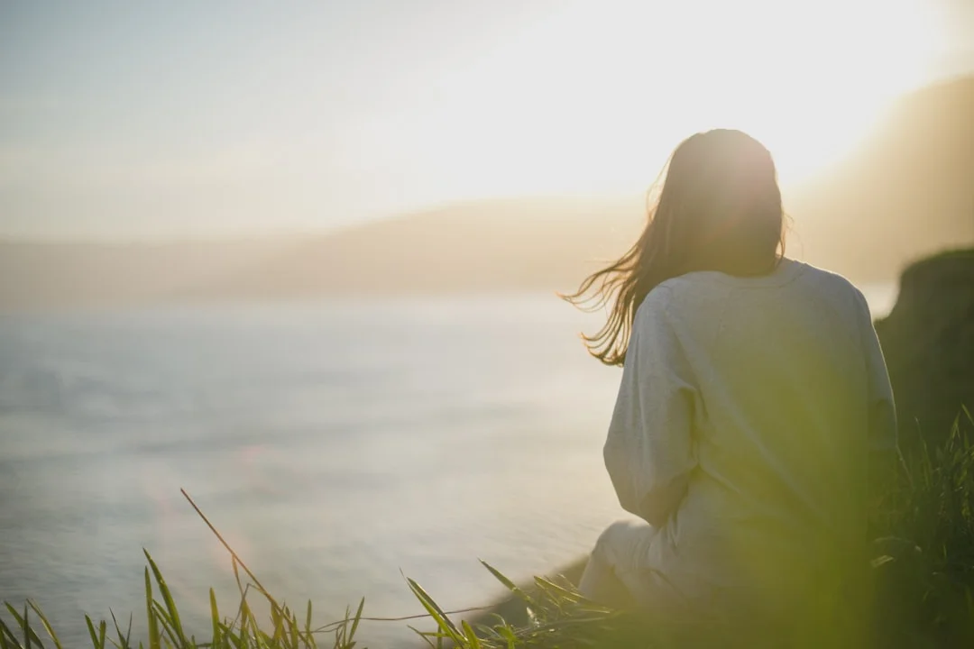 Une femme médite dans la nature au lever du soleil