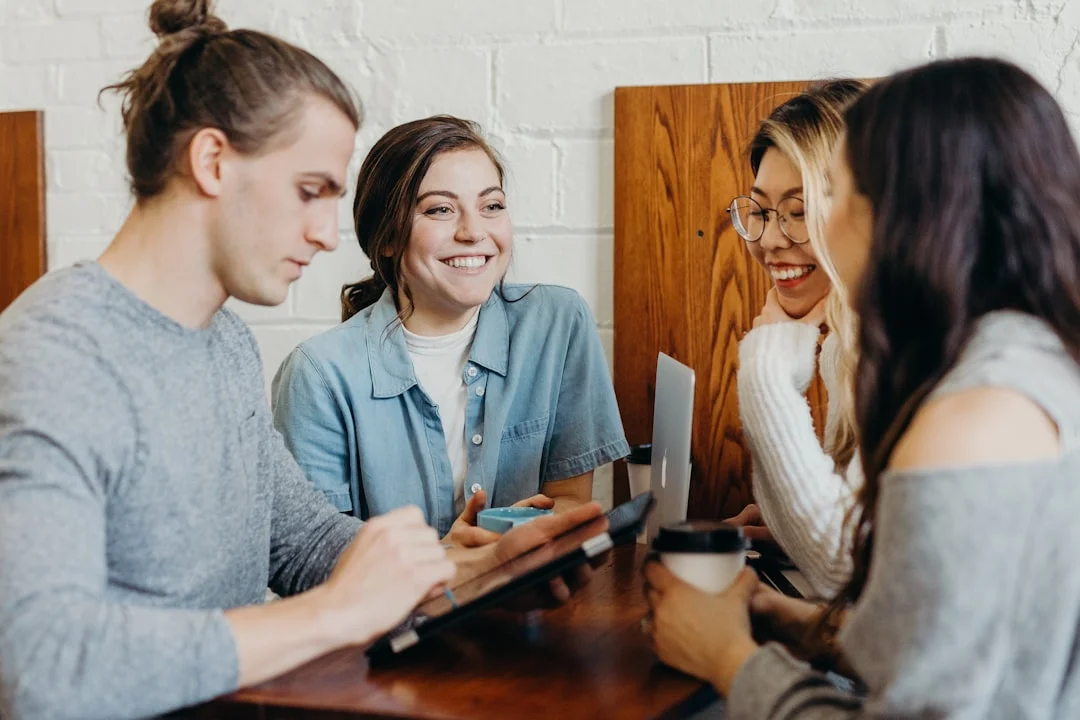 Un gruppo di amici in una caffetteria