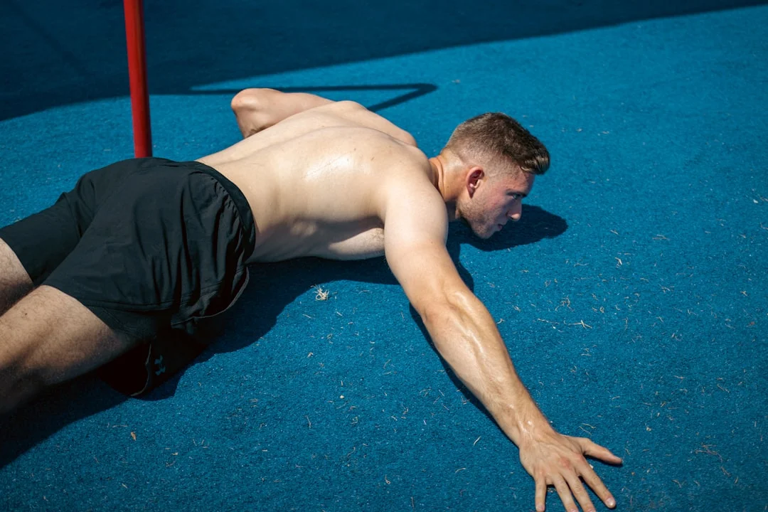 Un atleta utiliza los puntos de acupresión de EFT para su preparación mental
