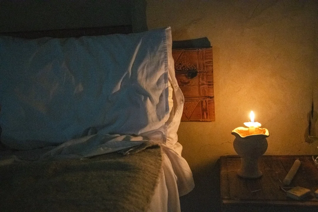 Persona addormentata in un ambiente tranquillo e buio, che simboleggia un sonno profondo e riposante.