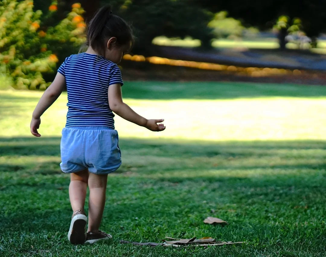 Il bambino gioca all'aperto nella natura e scopre il mondo