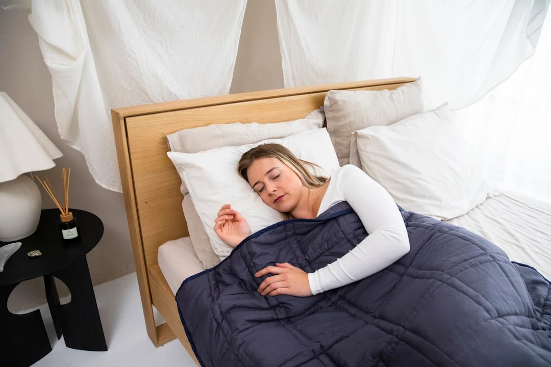 Une femme dort paisiblement dans une chambre calme et sombre