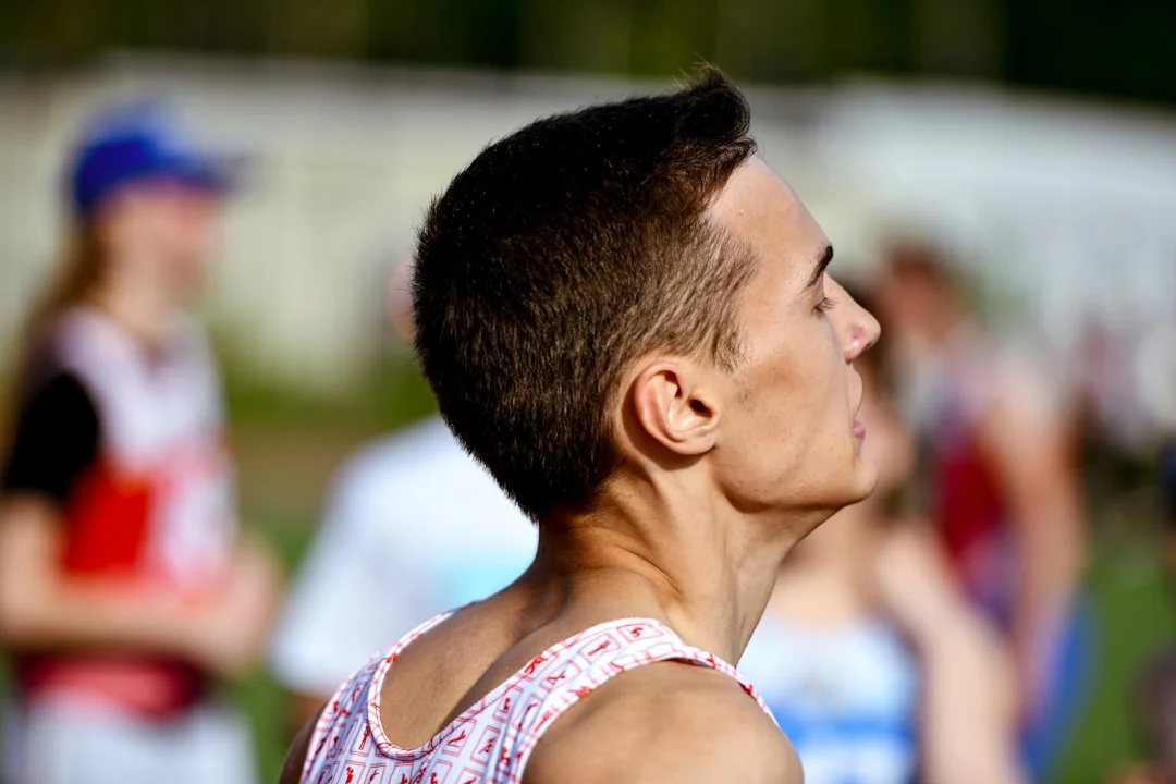 Una atleta se concentra con los ojos cerrados antes de la competición