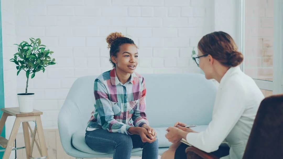 Terapeuta e cliente in una conversazione empatica durante una seduta di terapia