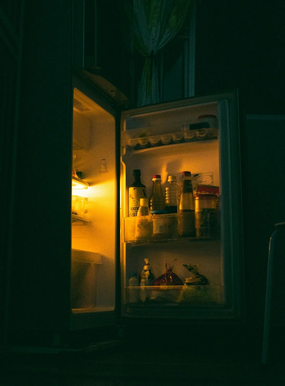 réfrigérateur blanc contenant des bouteilles