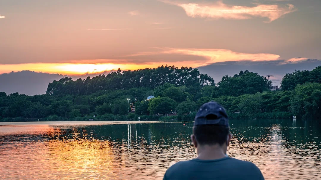 Une personne est assise dans la nature, pensive, et réfléchit