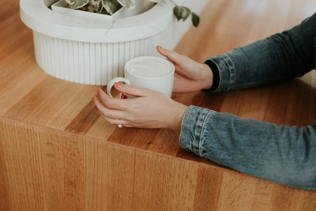 Tazza bianca su un tavolo tranquillo