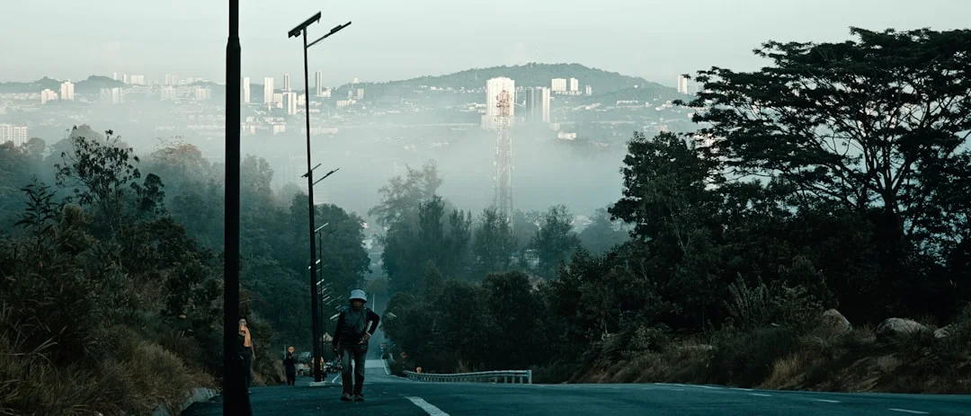 Persona escalando una montaña a la luz del amanecer: simboliza la autoeficacia y el crecimiento personal.