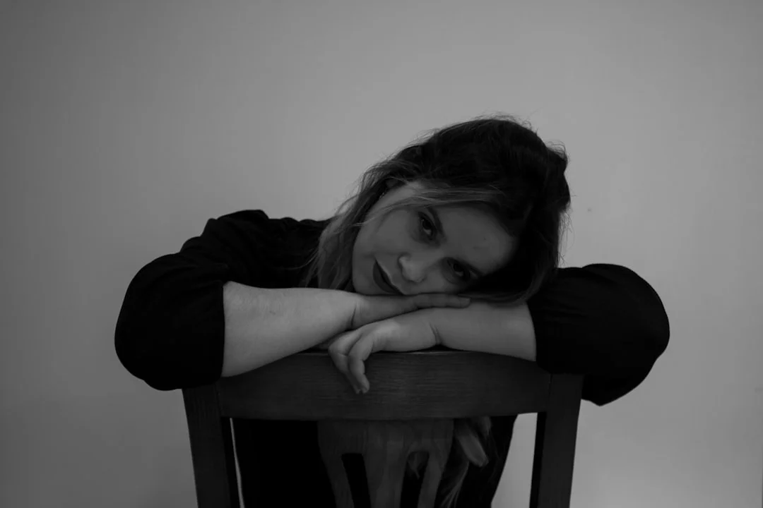 Una persona se sienta sola y parece introvertida, lo que simboliza la violación de la humillación.