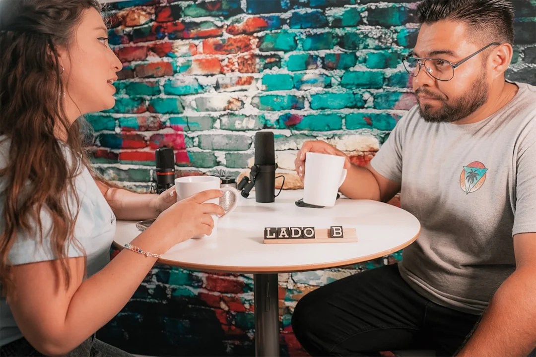 Due persone hanno una conversazione profonda e coinvolgente davanti a un caffè