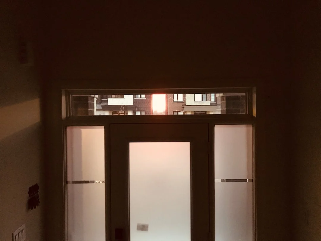 Puerta abierta a la luz del sol, umbral como símbolo de límites