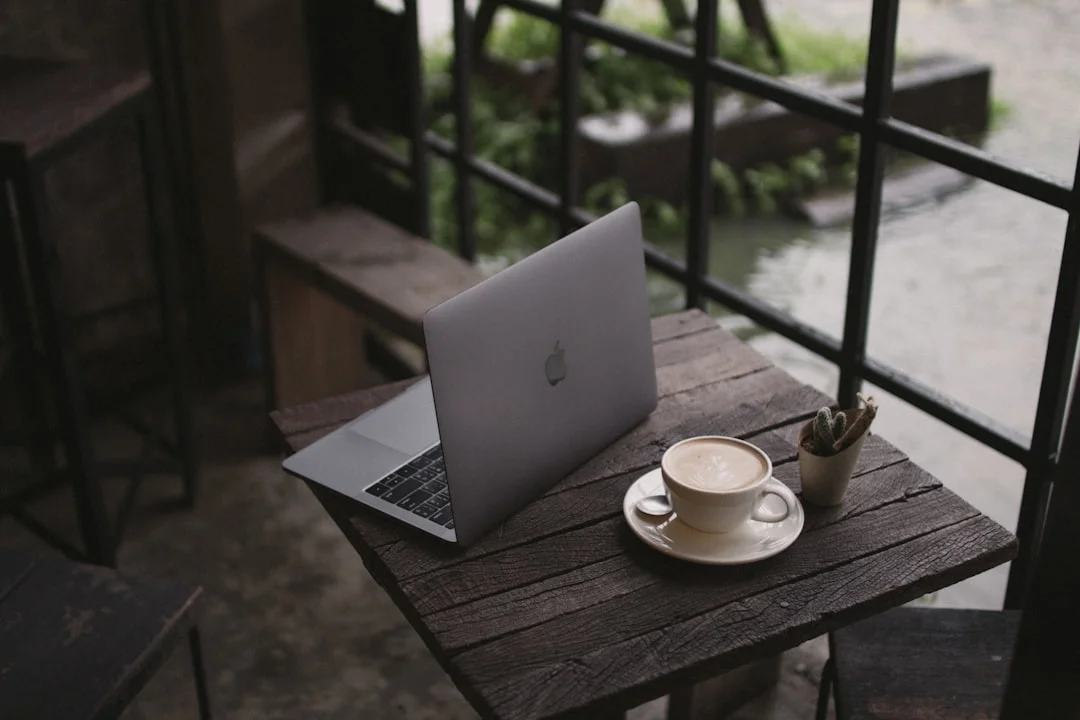 Una mattinata tranquilla alla scrivania con caffè e piante