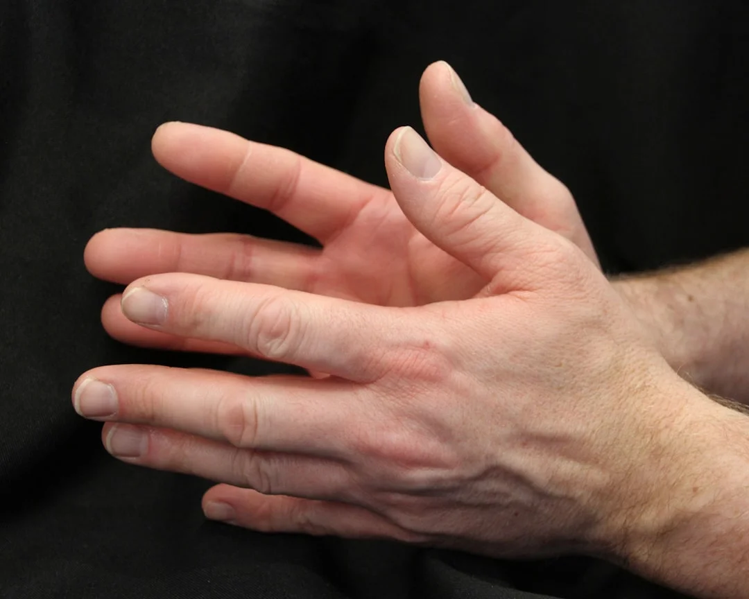 Illustrazione dei punti di picchiettamento EFT sul viso e sulla mano