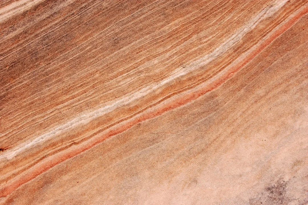 Des matériaux naturels côte à côte : le bois, la pierre et la céramique