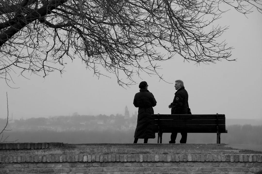 Two people sit opposite each other and have an open, calm conversation - an atmosphere of trust is palpable
