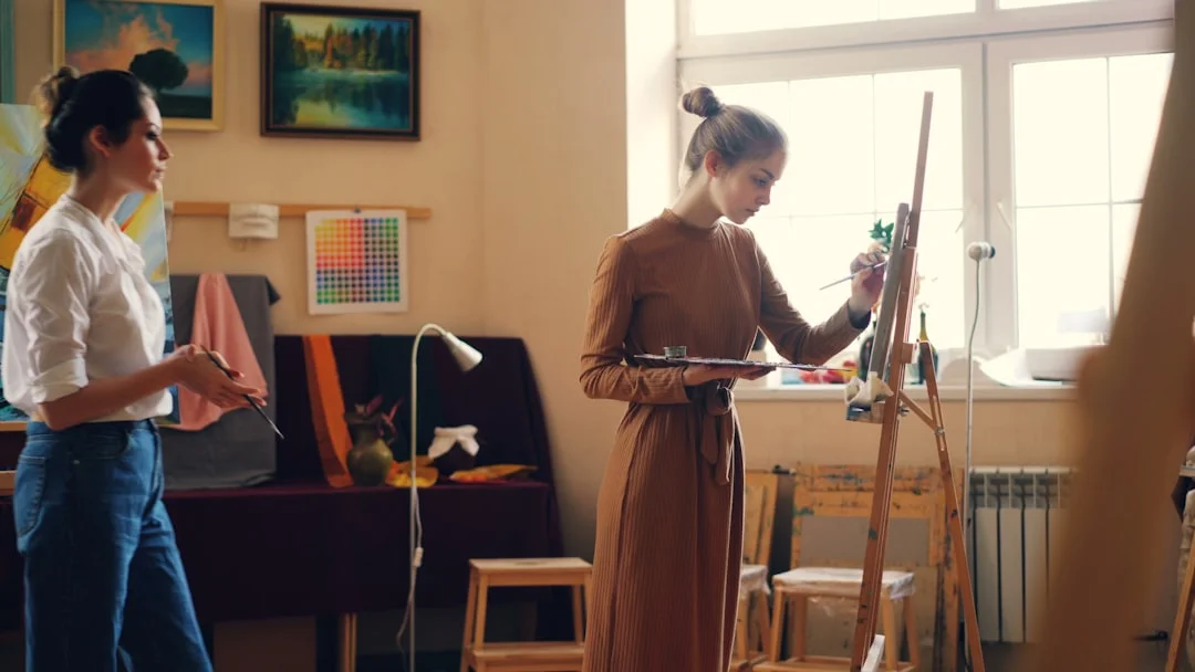 Due donne stanno dipingendo in uno studio d'arte.