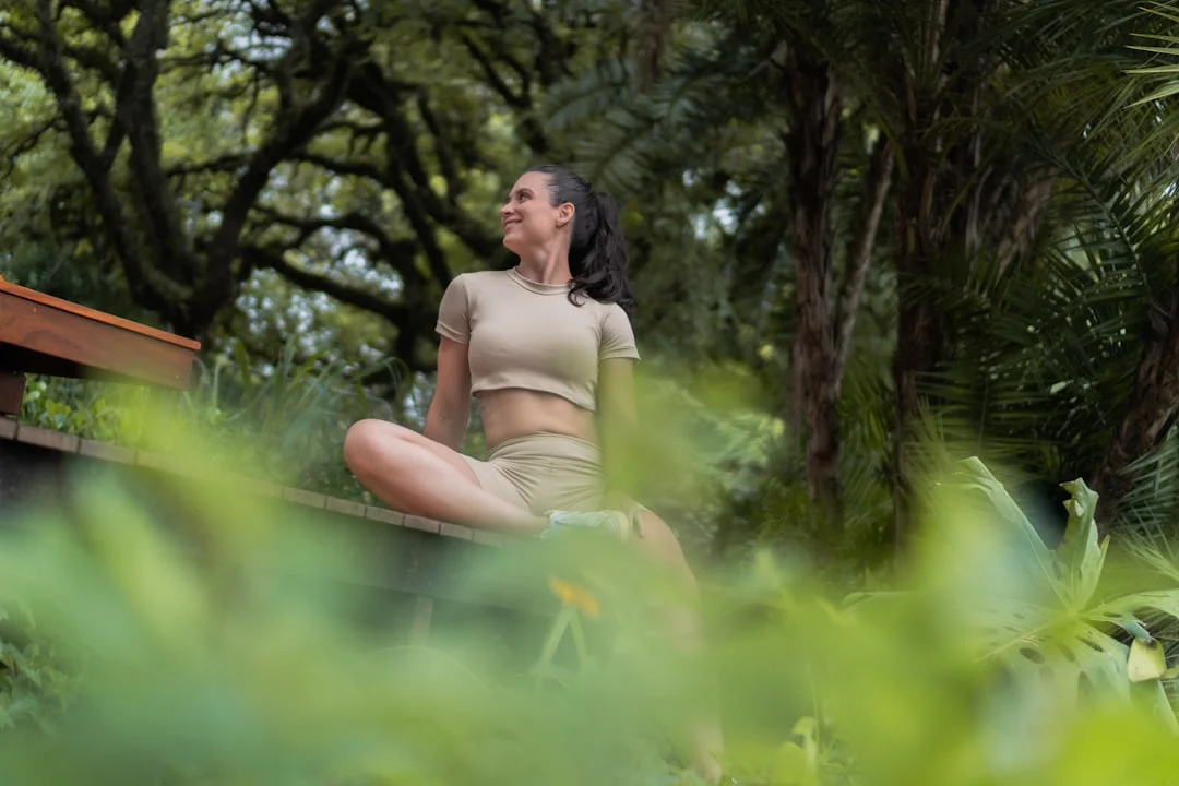 Mujer en la naturaleza, tranquila y con los pies en la tierra, autocuidado
