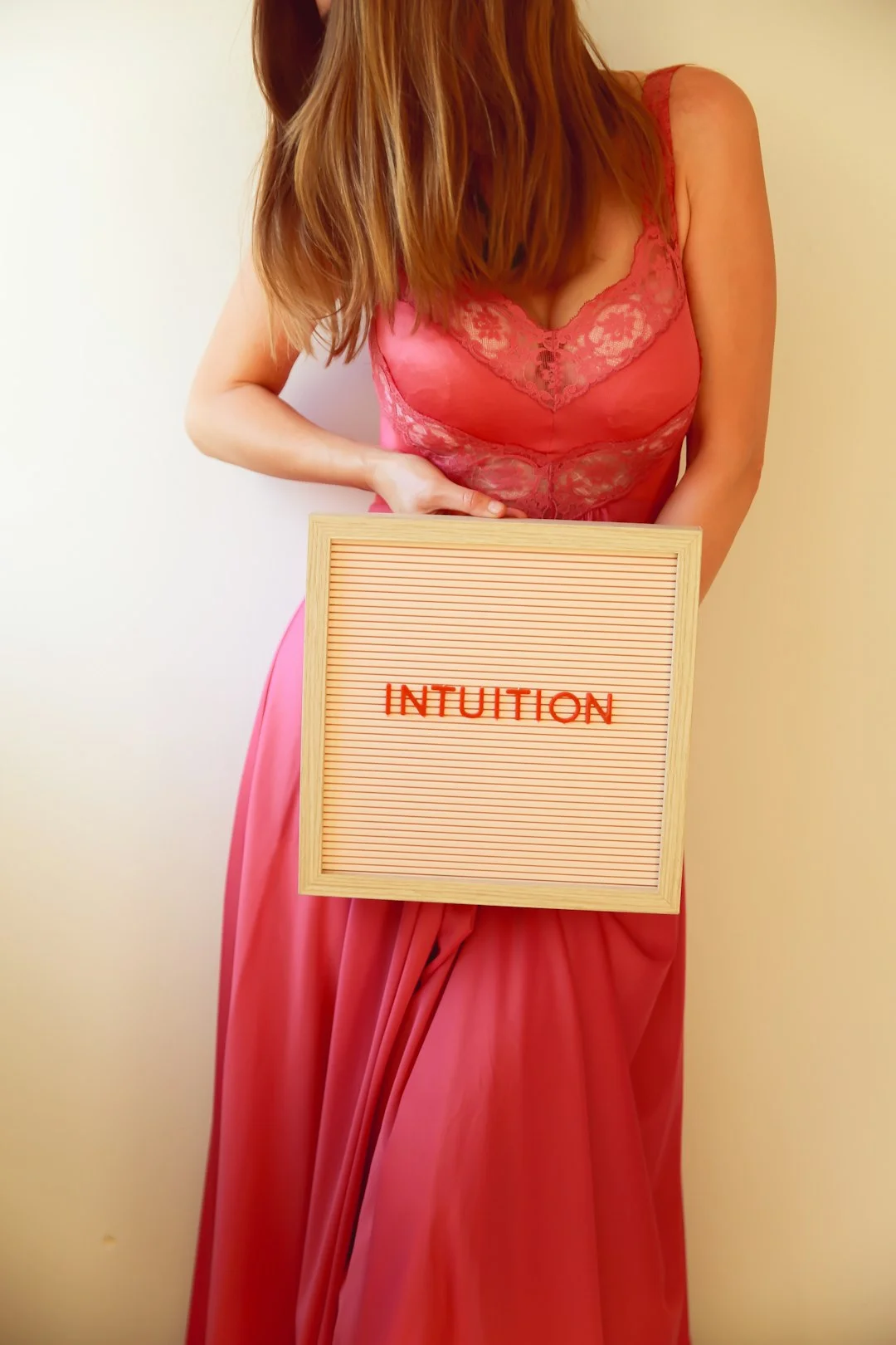 Una donna tiene in mano un cartello con la scritta "intuizione".
