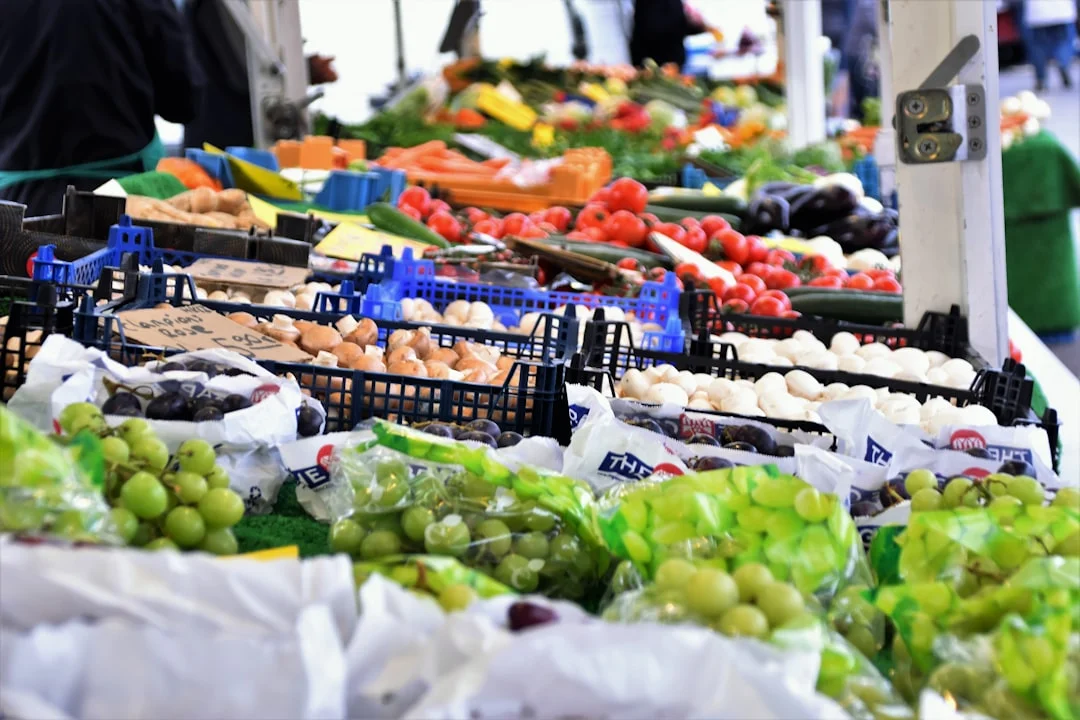 Frisches, buntes Gemüse auf einem Marktstand