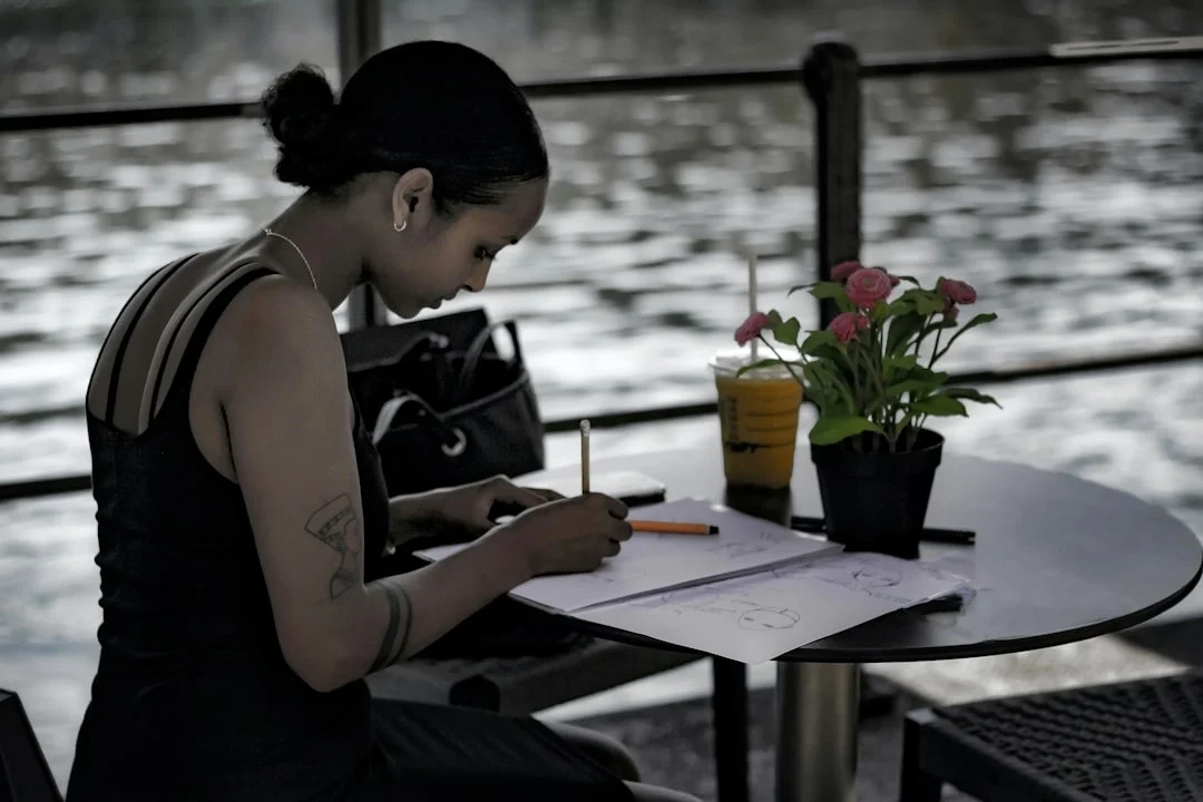 Une jeune femme écrit dans son journal intime - L'autoréflexion comme moyen d'acquérir une force mentale