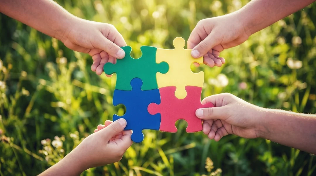 I bambini provenienti da contesti diversi giocano insieme in una comunità solidale
