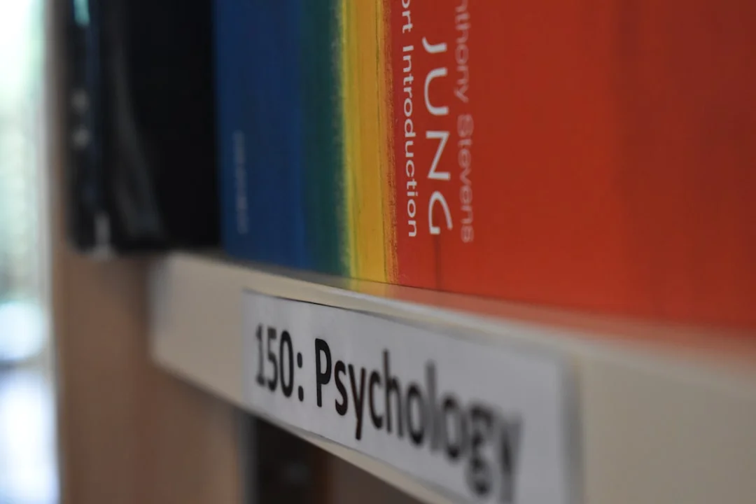 Libros y notas sobre un escritorio: un símbolo de la investigación psicológica