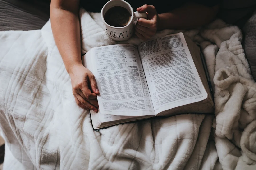 La signora scrive nel suo diario al mattino, sorseggiando una tazza di caffè