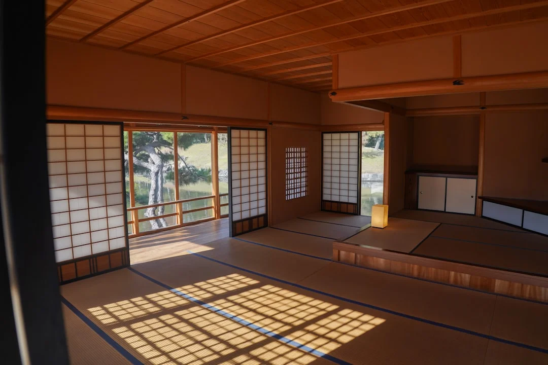 Sala de meditación tranquila a la luz de la mañana