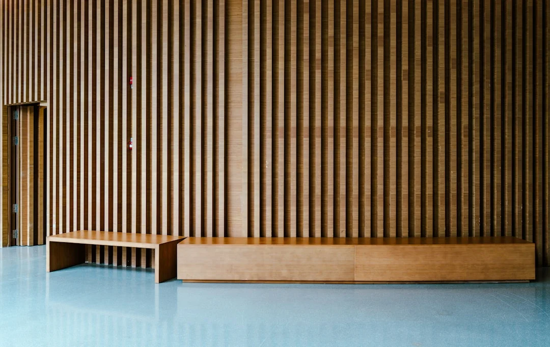 Un espace de vie calme et lumineux, aménagé avec des matériaux naturels — l'harmonie selon les principes de l'architecture chinoise