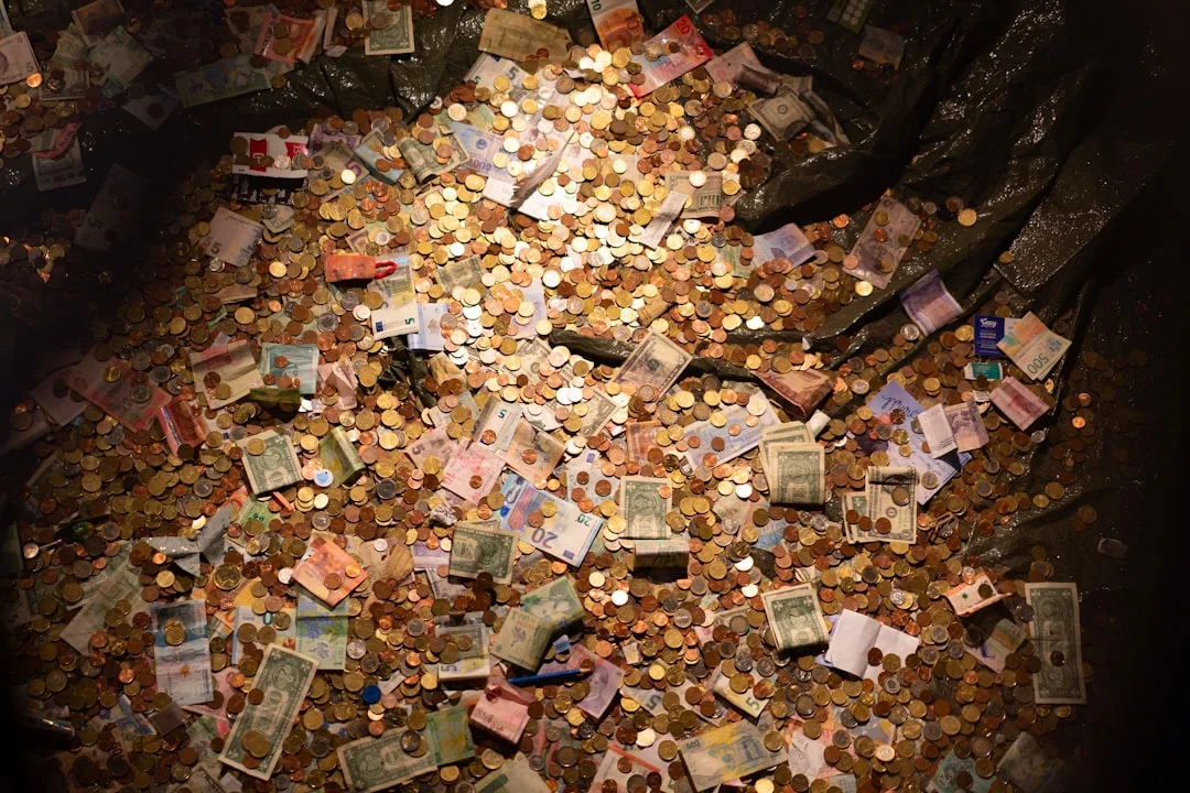 Una pila di banconote appoggiata su una pila di monete