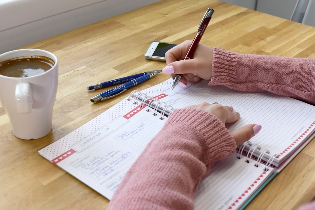 Una donna scrive sul suo taccuino in una piacevole mattinata