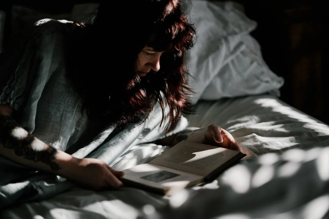Mujer escribiendo en un cuaderno por la mañana, luz cálida, ambiente tranquilo