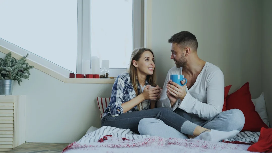 Couple assis ensemble et discutant familièrement autour d'un café